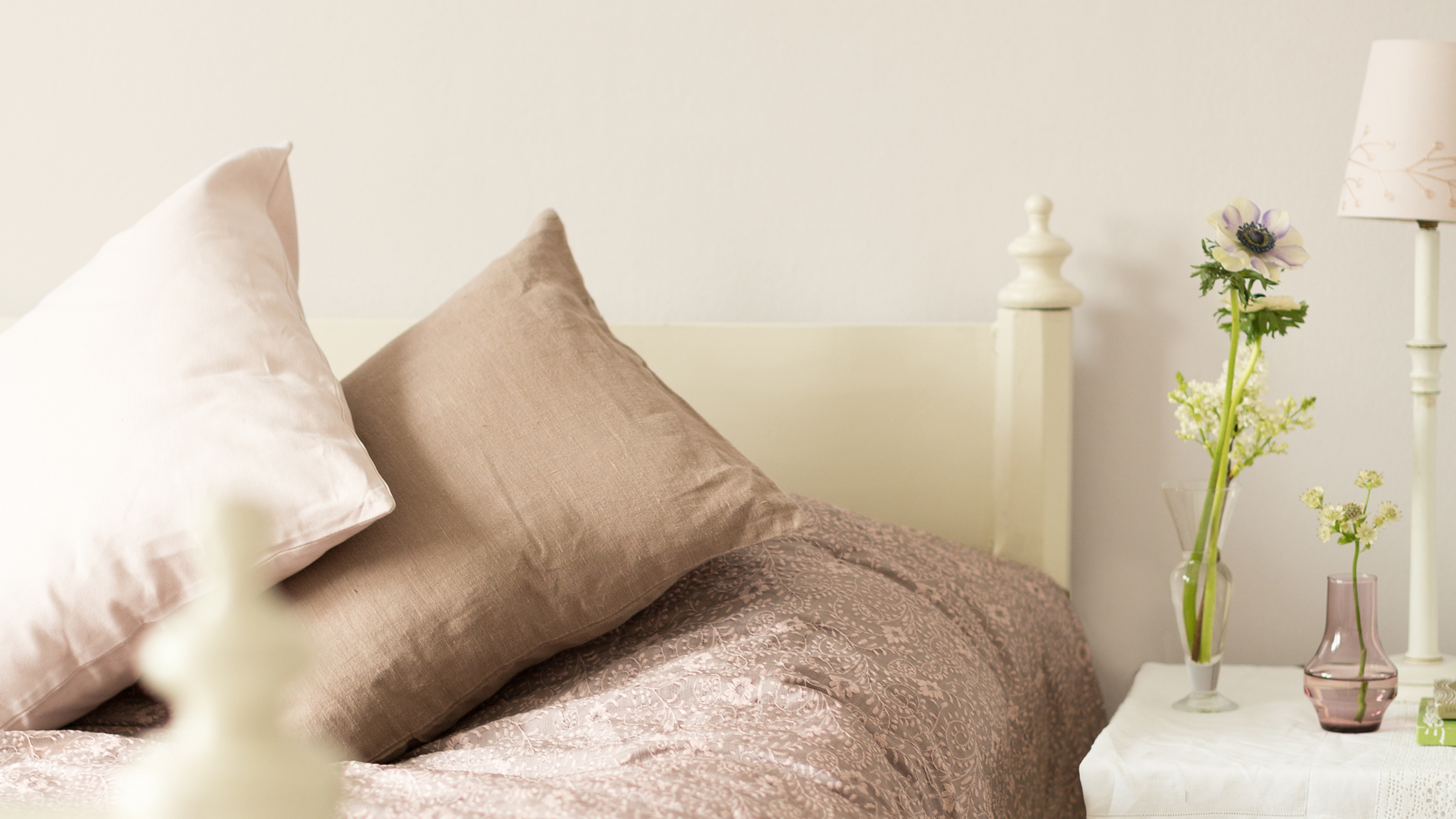 Achieve luxury with warm neutrals Если вы хотите придать своему дому роскошный вид, совместите теплый галечный цвет со свежими оттенками белого, это идеальный вариант.