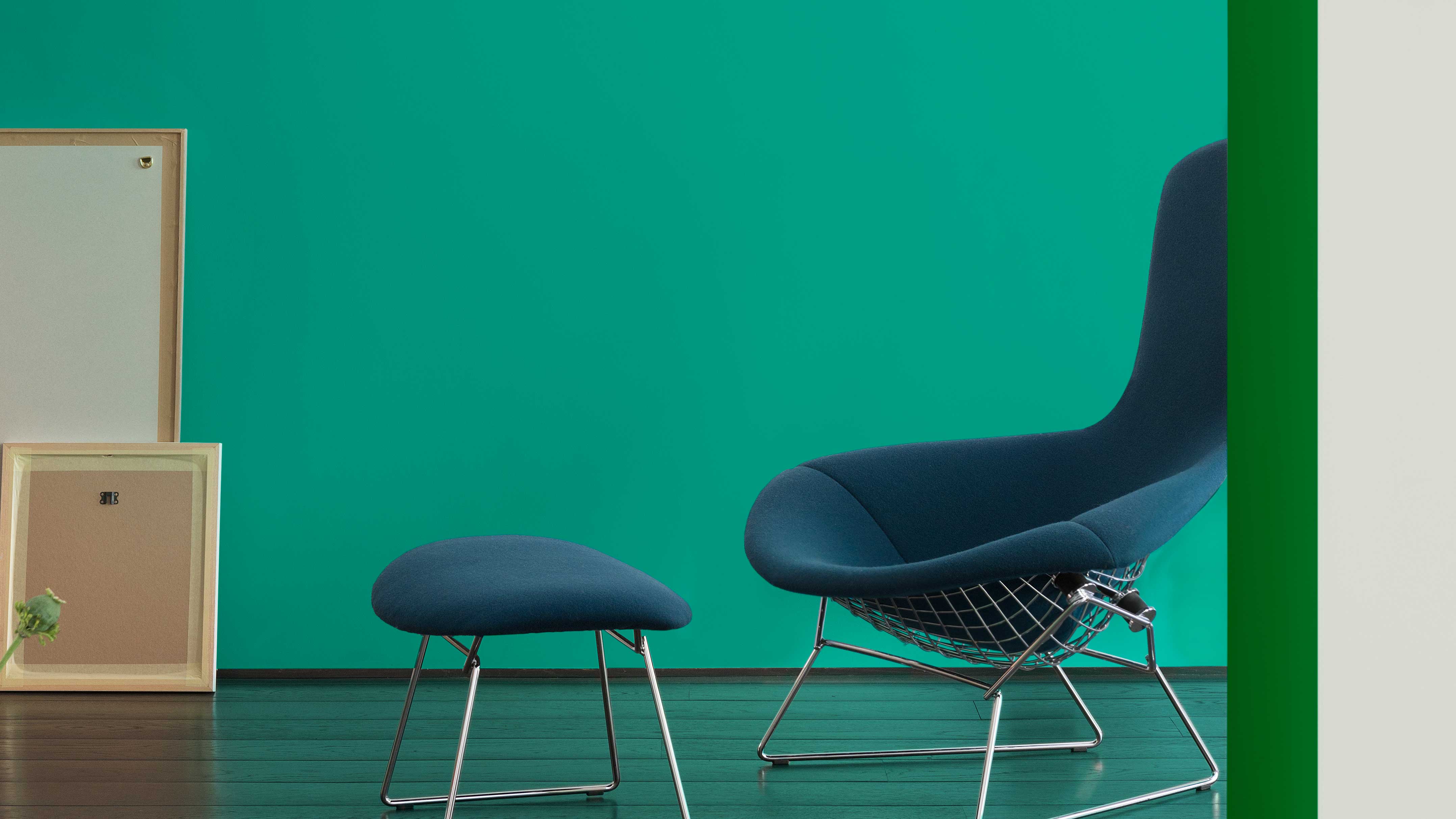 Add energy with emerald green walls Изумрудный — это удивительный, завораживающий оттенок, традиционно ассоциируемый с богатством и роскошью. Для наибольшего эффекта сочетайте его с бархатистыми синими и золотыми оттенками.