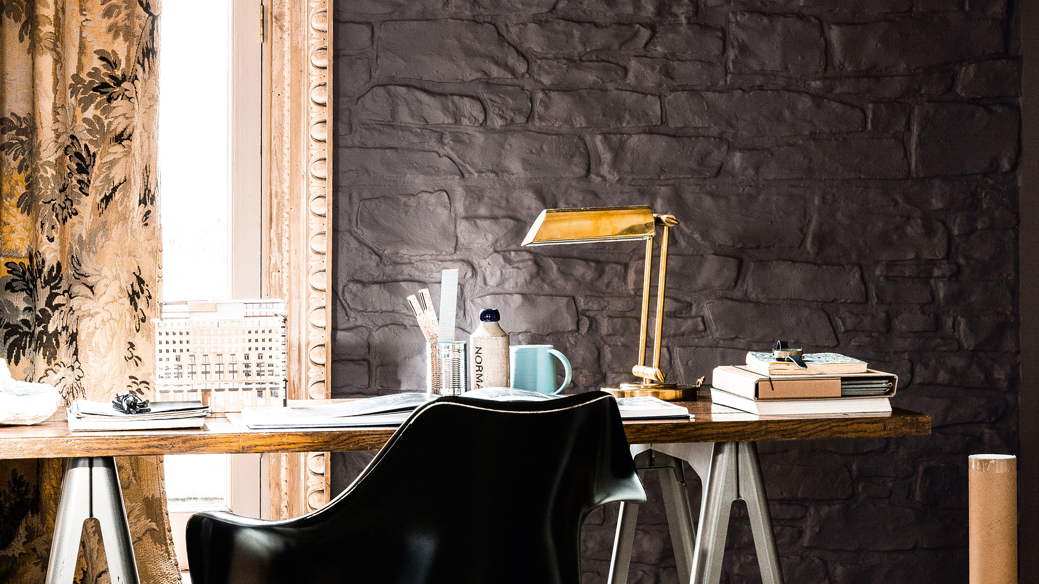 Bring glamour to your home office Добавьте шарма в домашний офис с помощью декадентского сочетания шоколадно-коричневого и сияющего золотого оттенков.