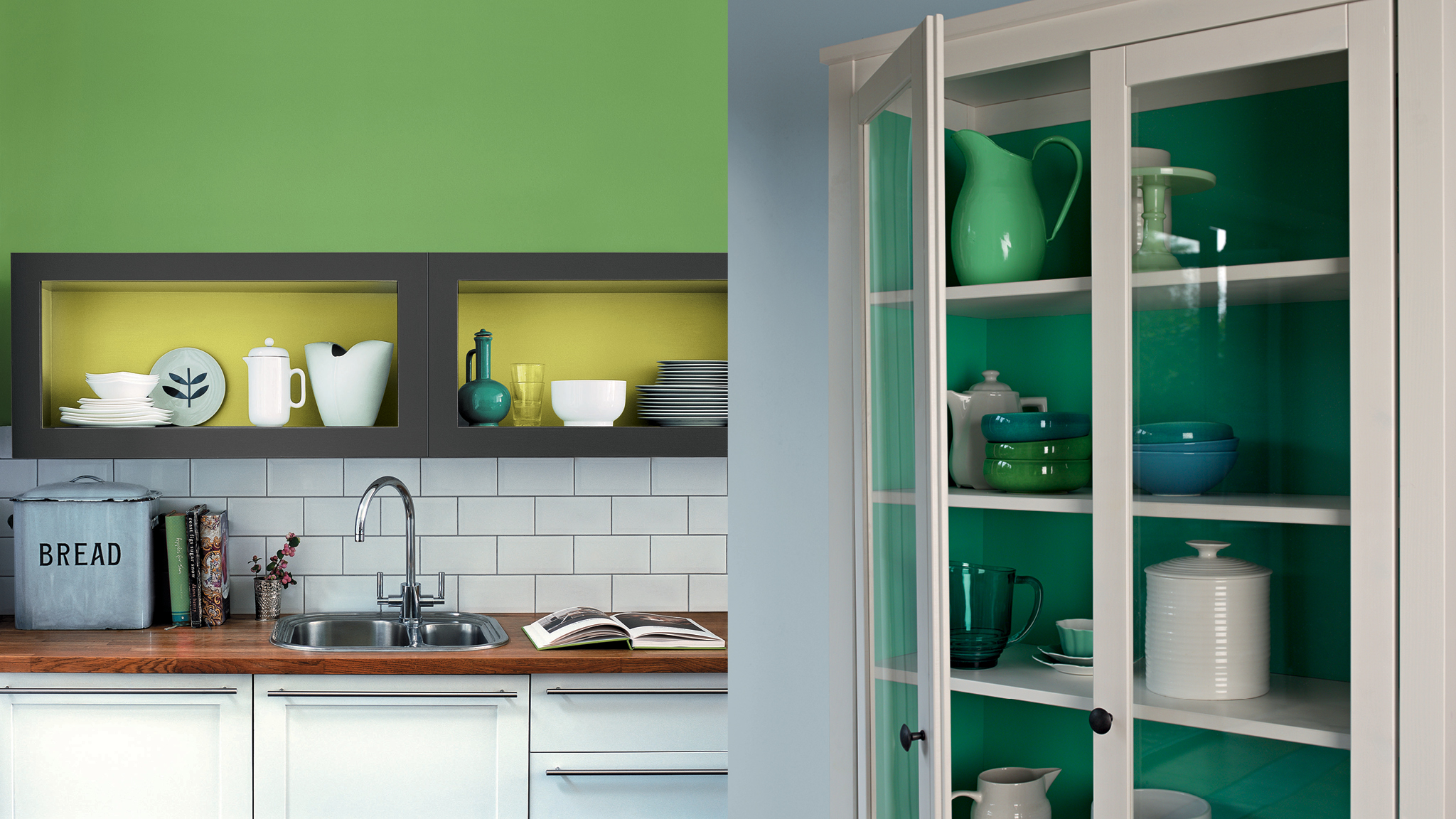 Colourful kitchen cupboards Яркий цвет полок кухонного шкафчика будет радовать вас каждый раз, когда вам нужно будет что-нибудь оттуда взять.