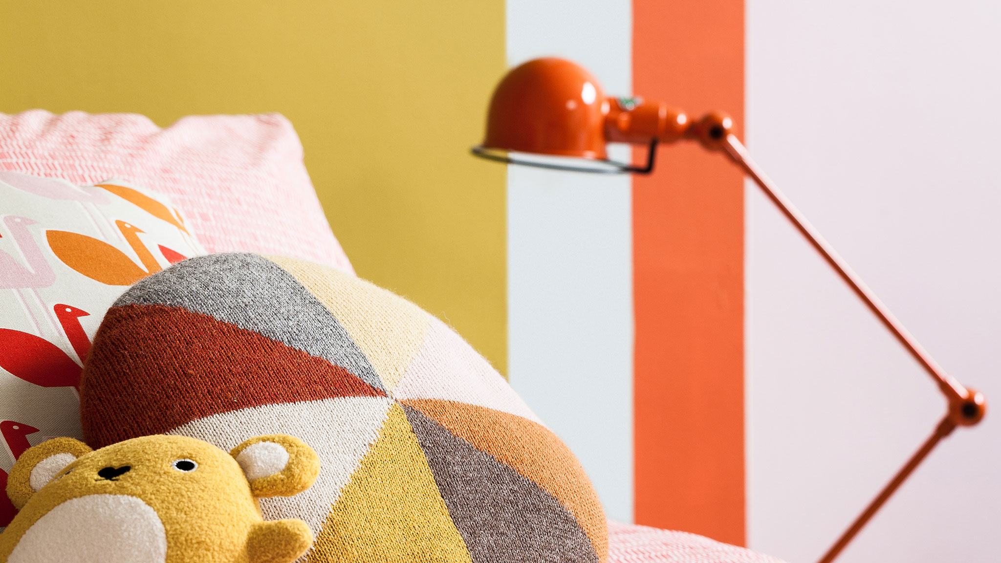 Colourful stripes in a shared girls room Для веселой и в то же время утонченной гаммы в комнате девочек совместите горчично-зеленый и яркий оранжевый.