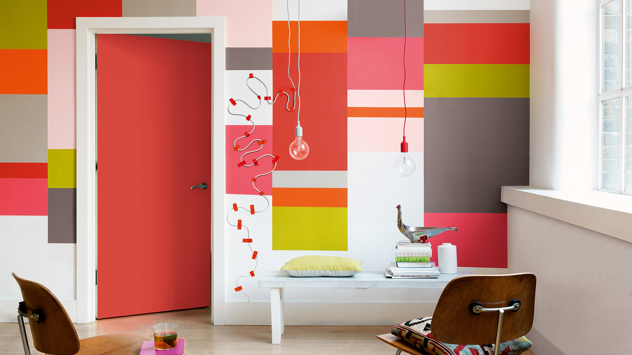 Create an eclectic interior Хотите создать эклектичный интерьер? Вдохновляйтесь трендом 2015 «Дружественный обмен +» и узнайте, как создать пространство, которое подчеркнет ваш личный стиль.