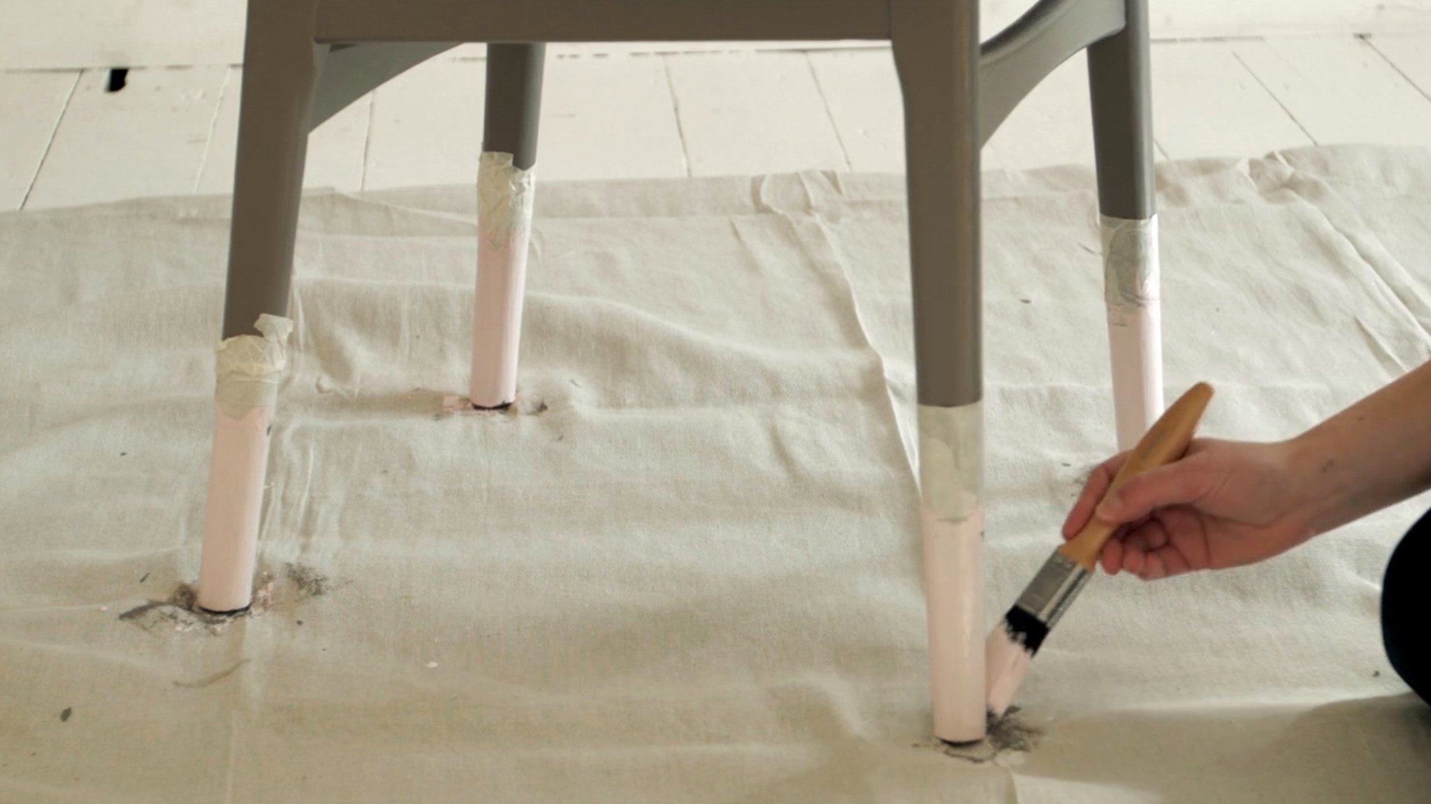 Dipped chair legs Сделайте ваши обычные стулья в столовой дизайнерскими за шесть простых шагов,