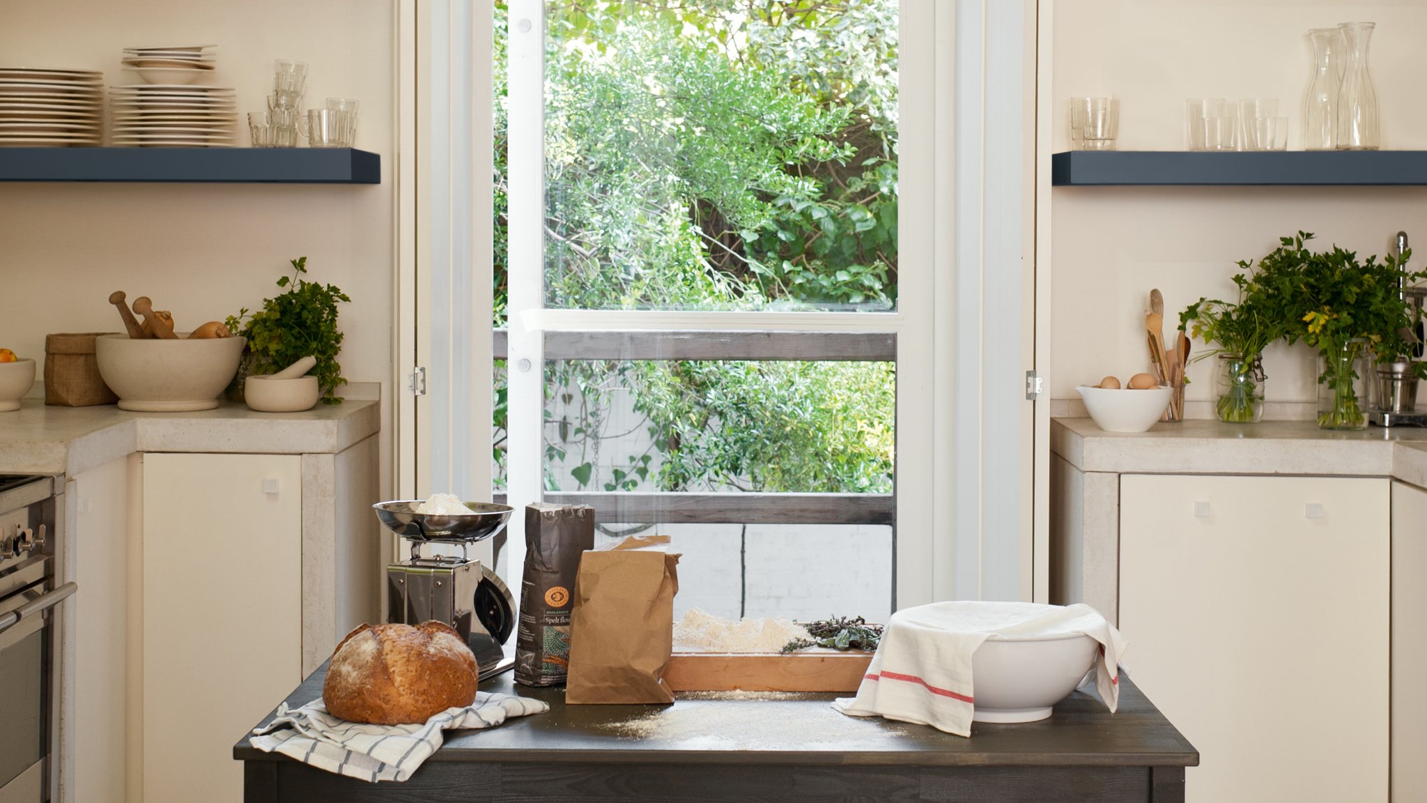 Give cabinet doors a coat of paint Слой краски моментально оживит старые кухонные шкафчики.