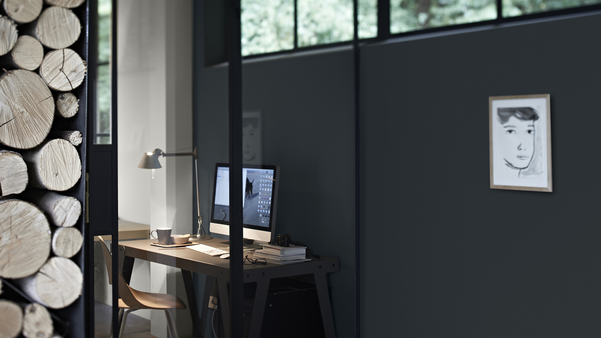 Go grey for a sophisticated feel Темный серый цвет сделает любое пространство роскошным. Этот сдержанный цвет не собирает на себя все внимание и является отличной альтернативой белому или бежевому нейтральному фону.
