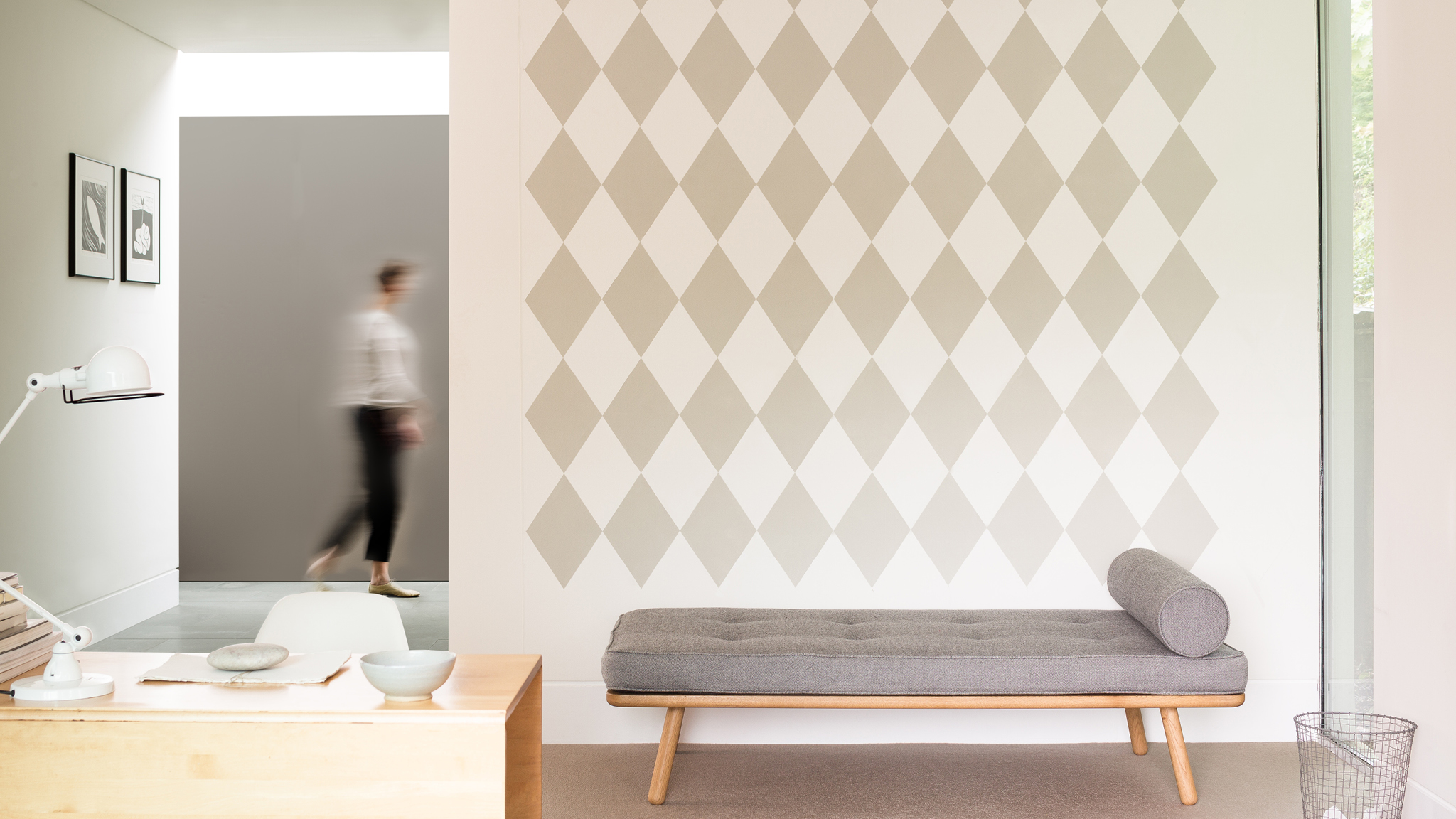 Paint a pattern on your wall Если вы хотите поэкспериментировать, добавьте дизайнерские элементы: красочные ромбы или яркие круги.