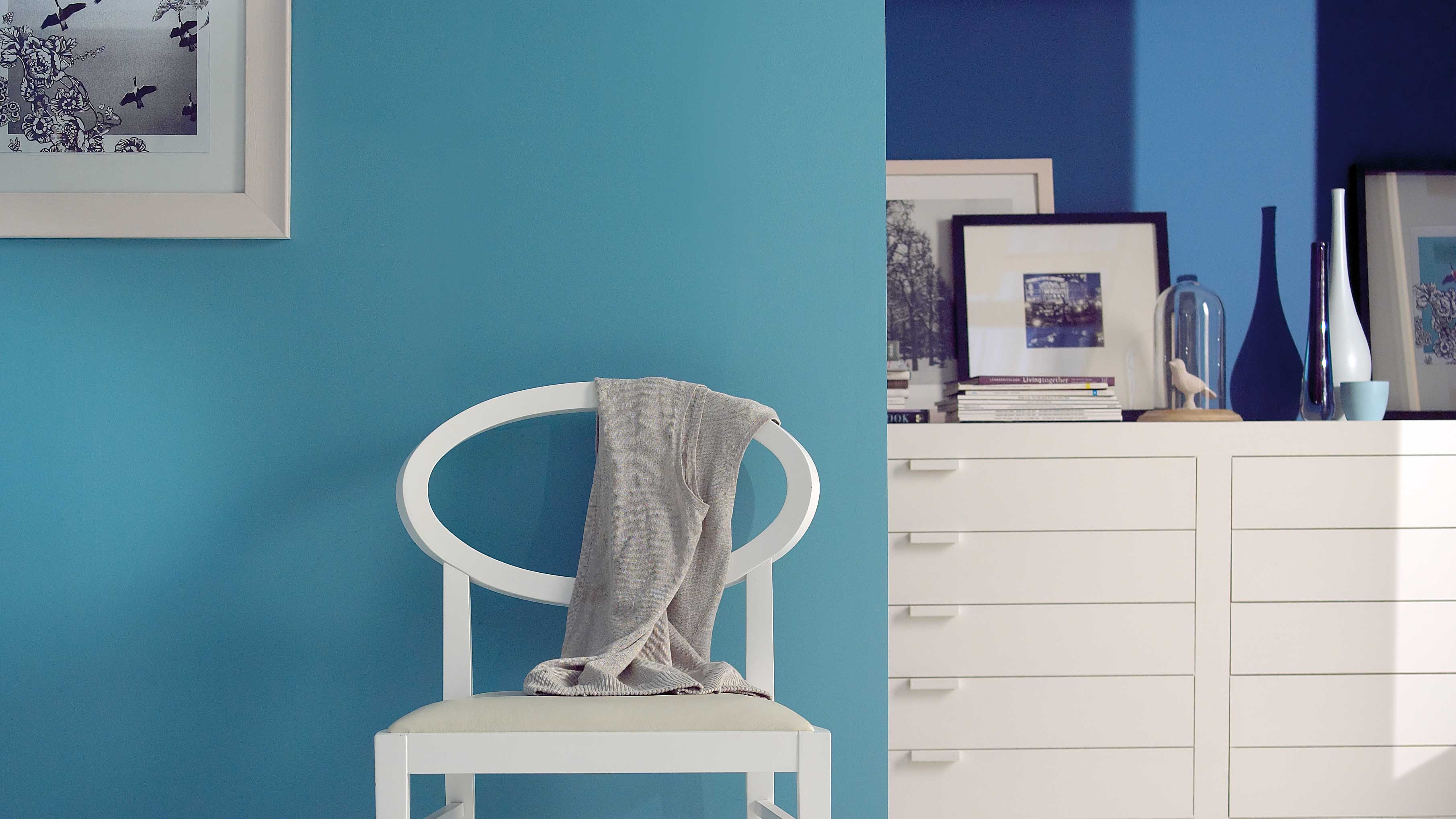 Smarten up with deep blue hues Вместо черного используйте темно-синий — он добавит глубины, но не будет утяжелять интерьер